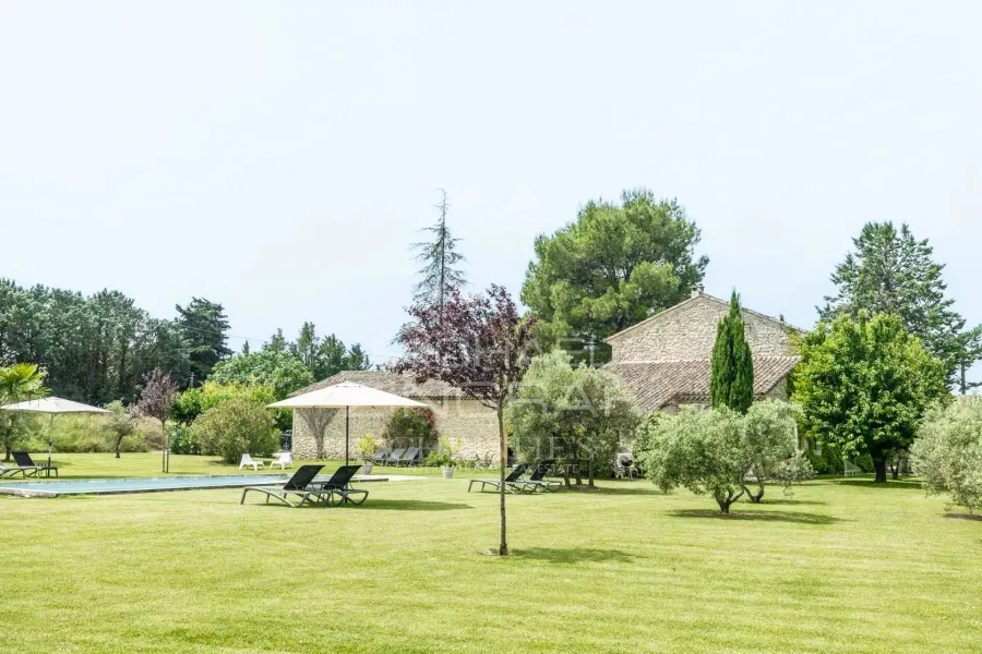 Luberon - Magnifique mas provençal avec gîtes et piscine