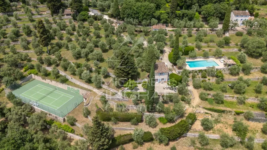 Domaine vue mer et lac, oliveraie , tennis avec villa  principale et pavillon d'hôtes.