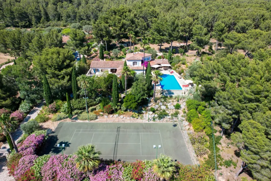 Exclusivité Propriété avec 3 villas, piscine et tennis