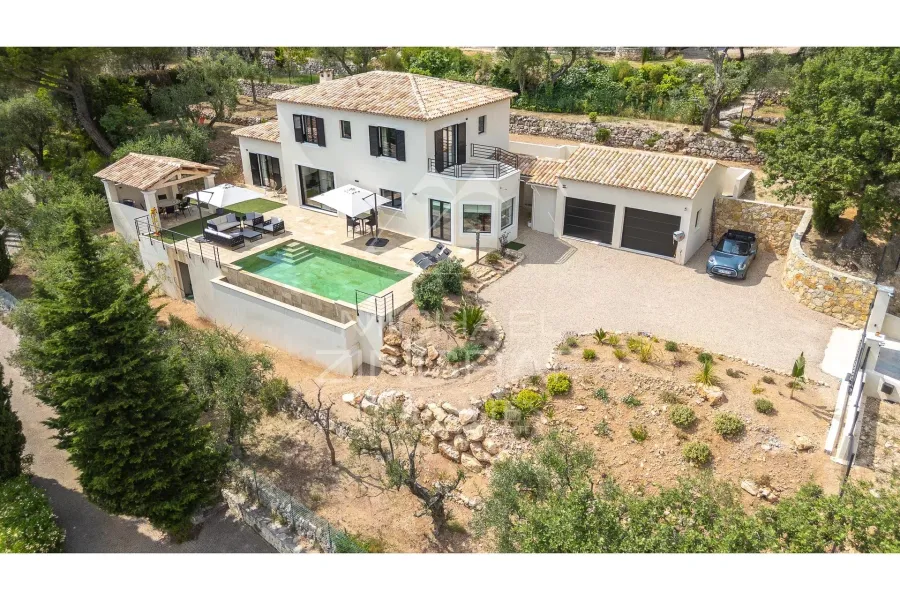 Superbe villa en position dominante avec vue mer