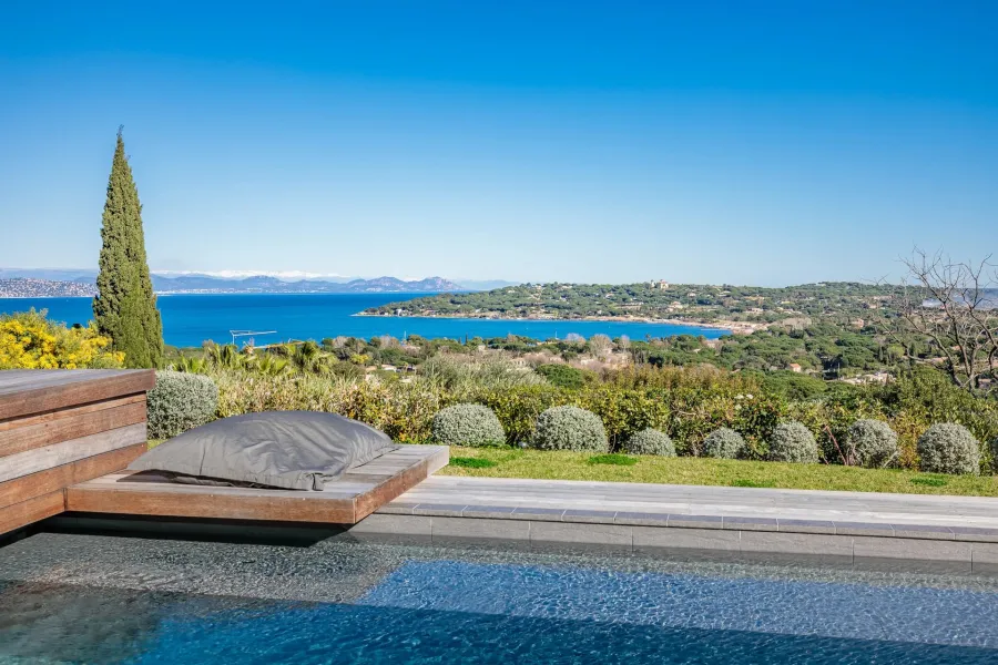 À Saint-Tropez, entre Village et Plages – Une Propriété d’Exception à Belle Isnarde