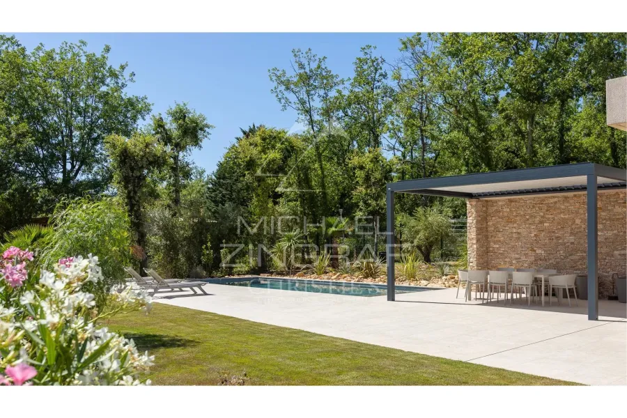 Villa Contemporaine Nichée dans un Écrin de Verdure - 3