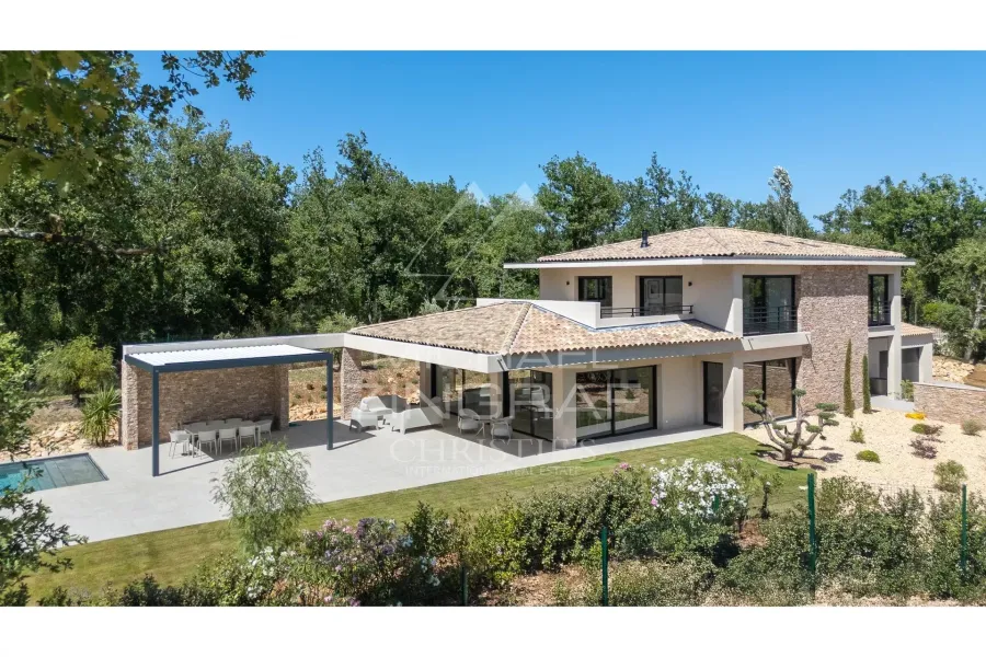 Villa Contemporaine Nichée dans un Écrin de Verdure
