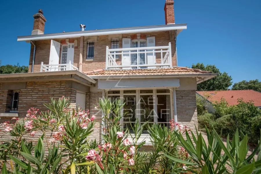 Michael Zingraf Bassin d’Arcachon présente : une maison de caractère au cœur de la Ville d’Hiver - 4
