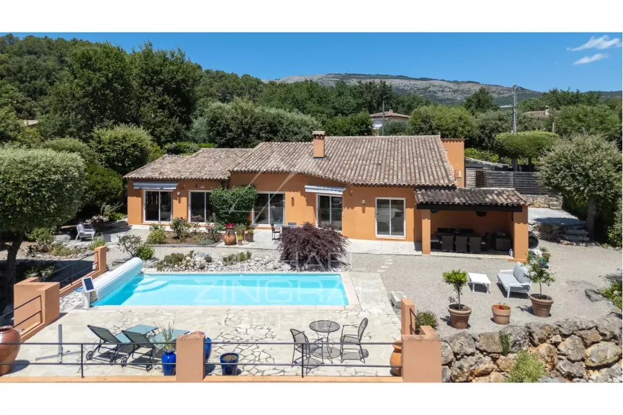 Villa rénovée avec vue panoramique, piscine et dépendance