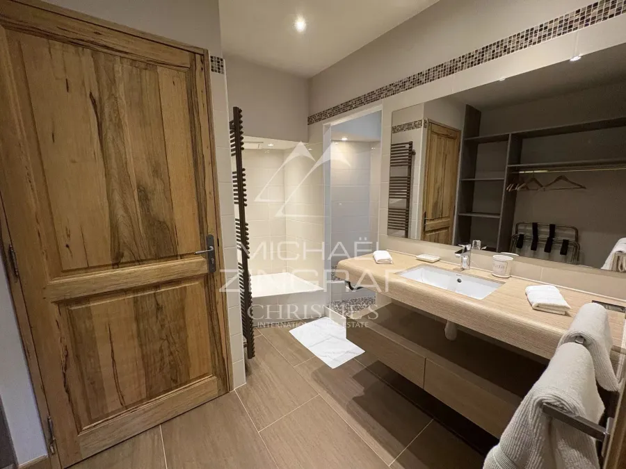 L’exception au cœur du village : maison de caractère avec terrasse et piscine - 4