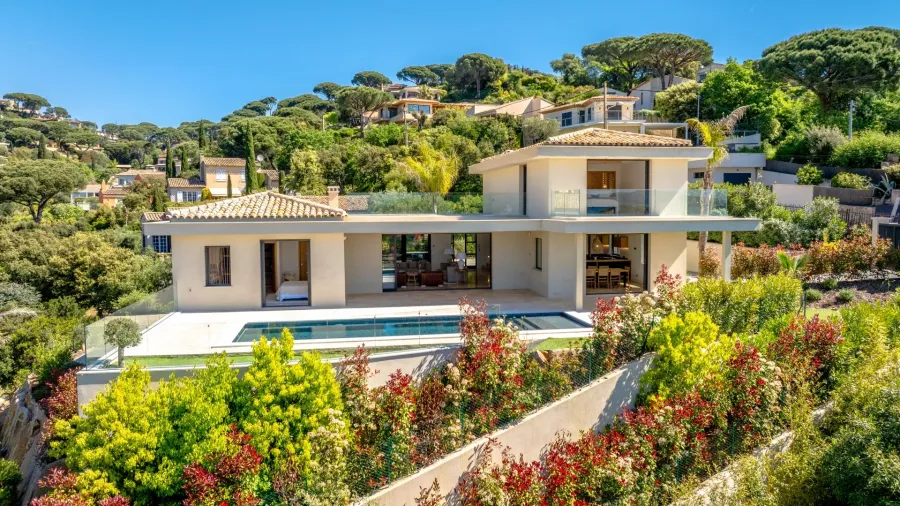 Villa Sainte-Maxime - Raffinement contemporain avec vue mer.