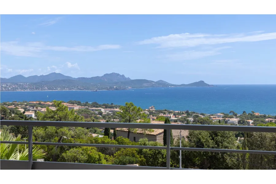 Villa contemporaine d’exception avec vue panoramique sur la mer et le Massif de l’Estérel Un bien rare où l’élégance rencontre la nature. - 2