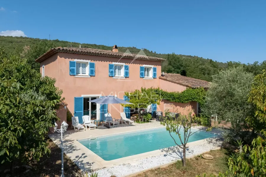 Villa avec piscine , arbres fruiters, oliviers  et vue dégagée