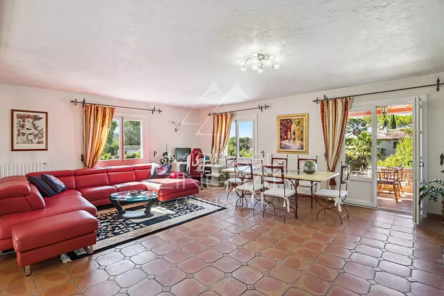 ANTIBES - SAINT-MAYMES - CALME ET VOLUMES GENEREUX - 5