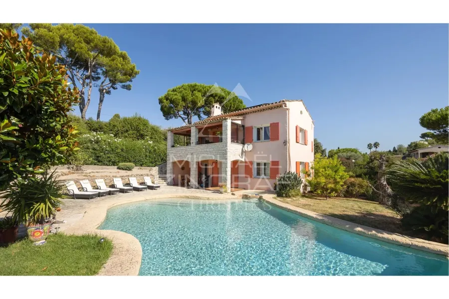 ANTIBES - SAINT-MAYMES - CALME ET VOLUMES GENEREUX