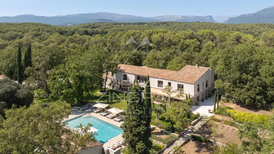 Domaine d'exception à pieds du village de Valbonne