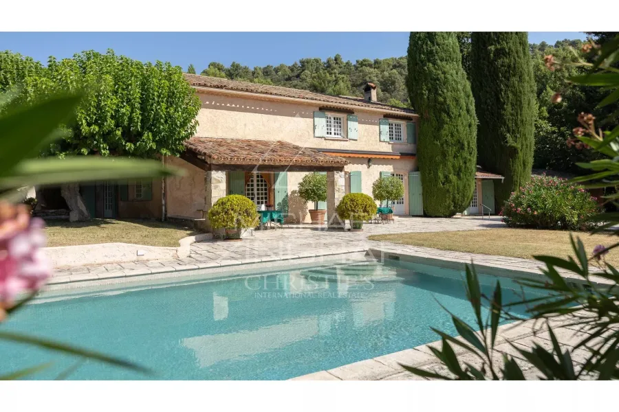 Entre Oliviers et Élégance : un Joyau Provençal