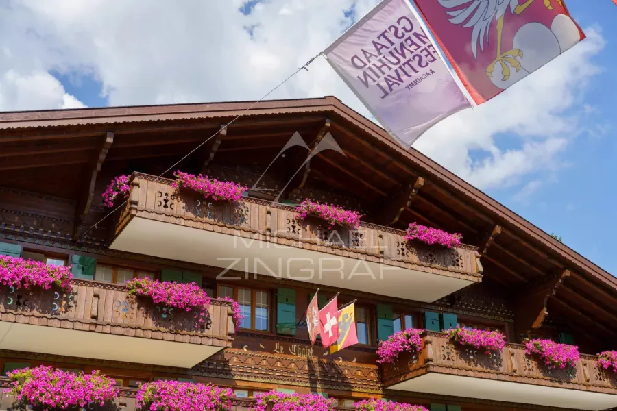 Découvrez ce penthouse exceptionnel idéalement situé en plein cœur de Gstaad.