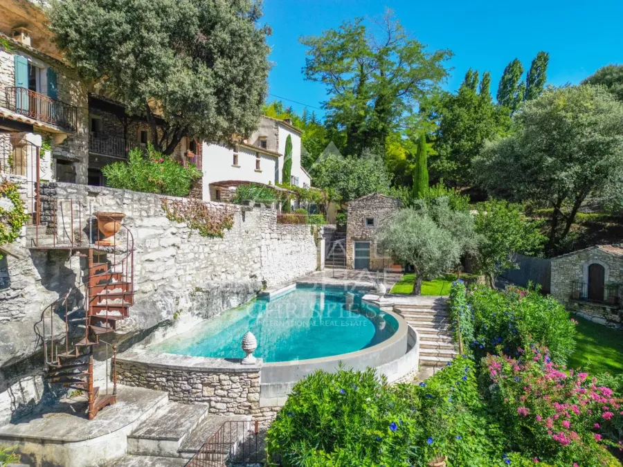 Exclusivité - Propriété unique au cœur du Luberon avec vues exceptionnelles