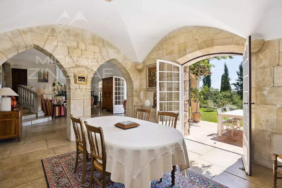 villa de charme avec vue dégagée et quatre suites - 7