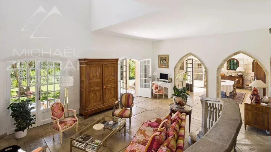 villa de charme avec vue dégagée et quatre suites - 6