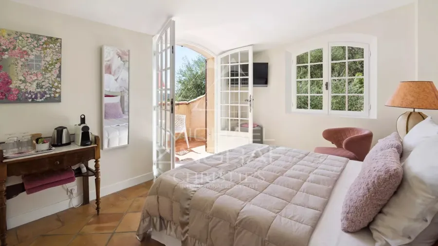 villa de charme avec vue dégagée et quatre suites - 9