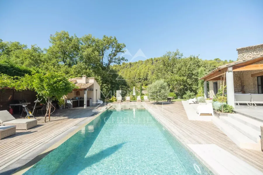 Entre tradition et contemporain, superbe maison en pierre de plain-pied avec piscine et vue sur le Luberon. Vendue entièrement meublée. - 4