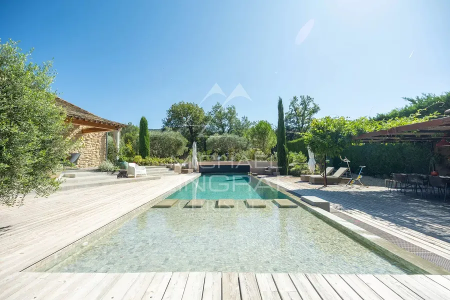 Entre tradition et contemporain, superbe maison en pierre de plain-pied avec piscine et vue sur le Luberon. Vendue entièrement meublée. - 2