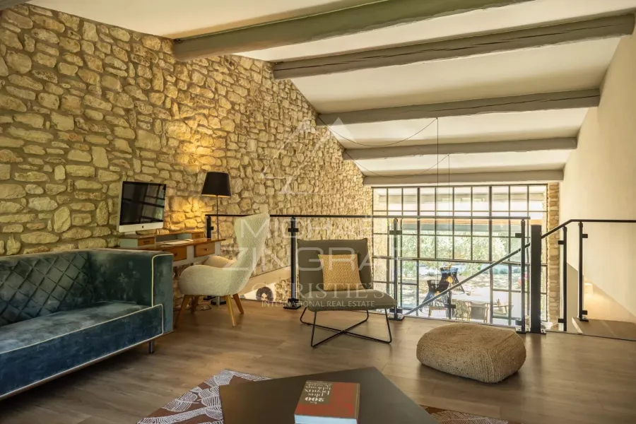 Entre tradition et contemporain, superbe maison en pierre de plain-pied avec piscine et vue sur le Luberon. Vendue entièrement meublée. - 9