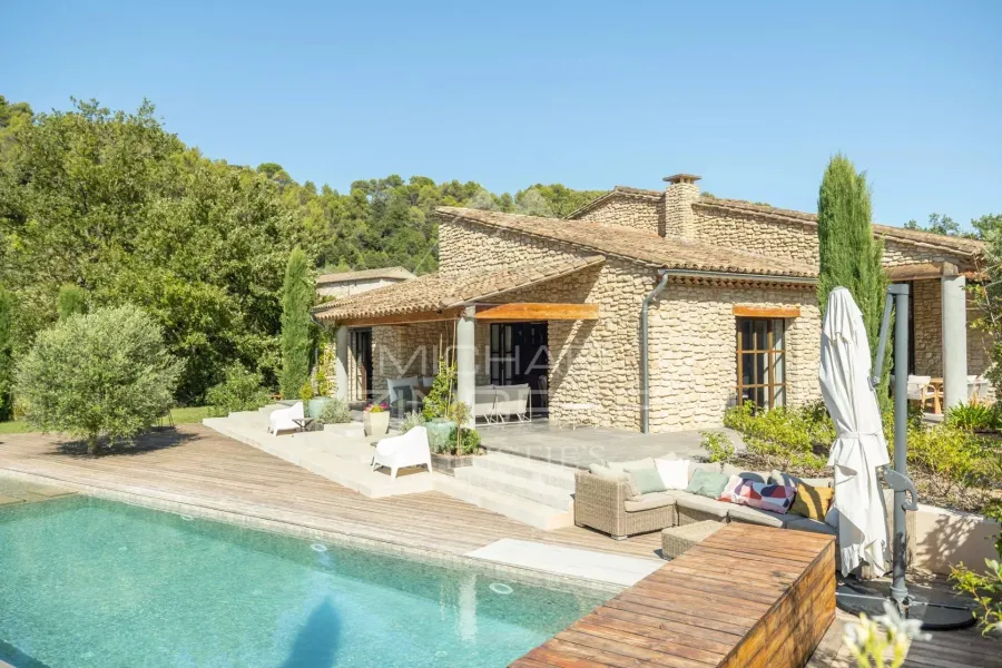 Entre tradition et contemporain, superbe maison en pierre de plain-pied avec piscine et vue sur le Luberon. Vendue entièrement meublée. - 5