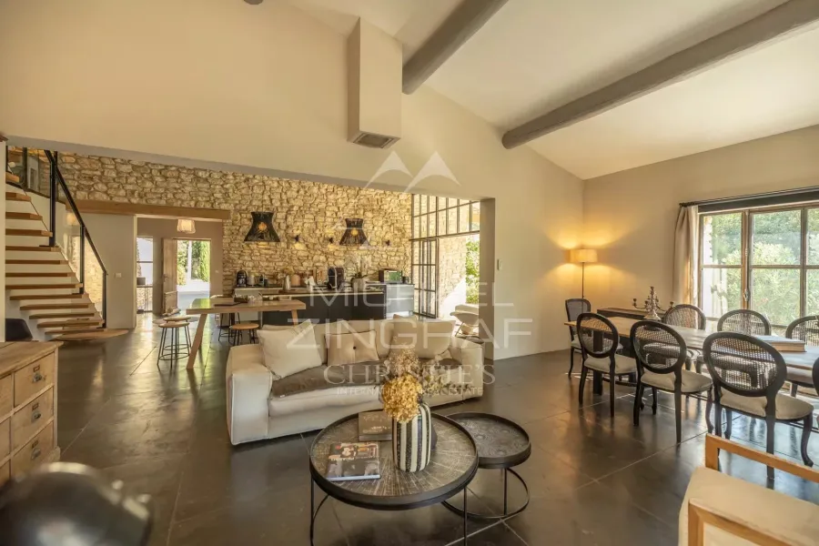 Entre tradition et contemporain, superbe maison en pierre de plain-pied avec piscine et vue sur le Luberon. Vendue entièrement meublée. - 8
