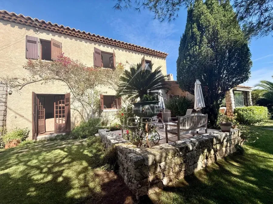 Cap d’Antibes – Maison de caractère proche des plages