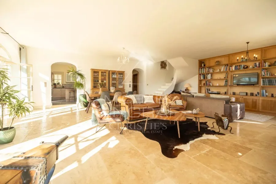 Saint-Saturnin d'Apt – Propriété de charme avec vues panoramiques, chambres d'hôtes et gîtes à 10 mn à pied du village. - 4
