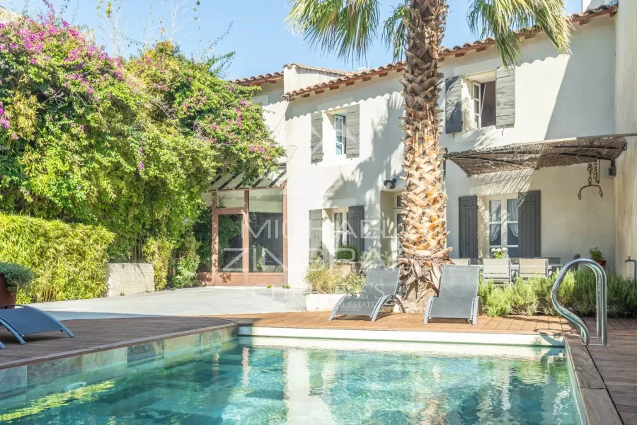 L’exception au cœur du village : maison de caractère avec terrasse et piscine - 4
