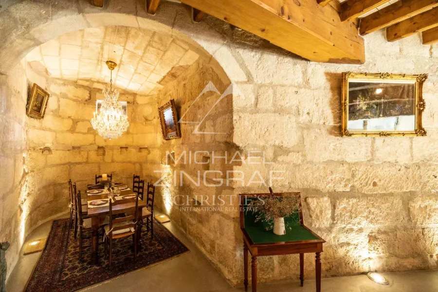 L’exception au cœur du village : maison de caractère avec terrasse et piscine - 9