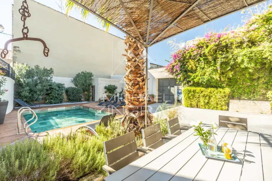 L’exception au cœur du village : maison de caractère avec terrasse et piscine