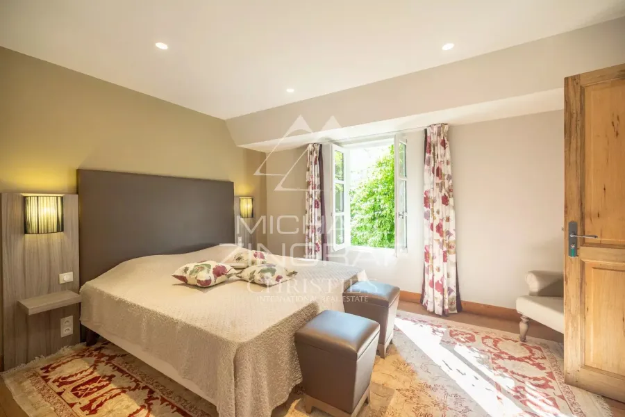L’exception au cœur du village : maison de caractère avec terrasse et piscine - 9