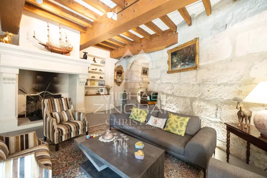 L’exception au cœur du village : maison de caractère avec terrasse et piscine - 8