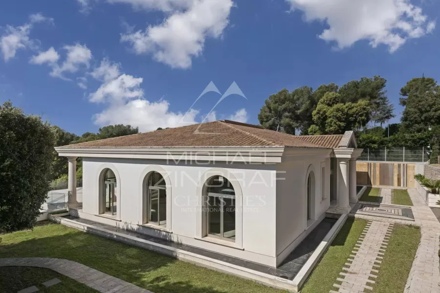 Biot : Propriété unique de plus de 1 300m² avec vue mer - 6