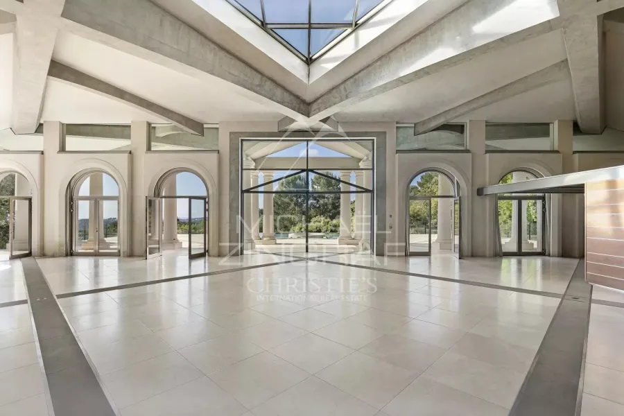 Biot : Propriété unique de plus de 1 300m² avec vue mer - 9
