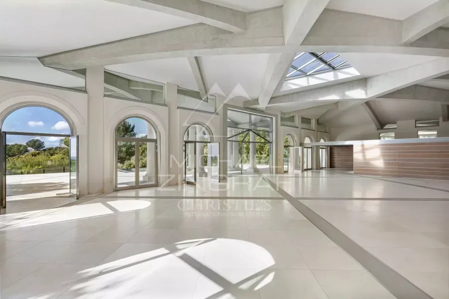 Biot : Propriété unique de plus de 1 300m² avec vue mer - 8