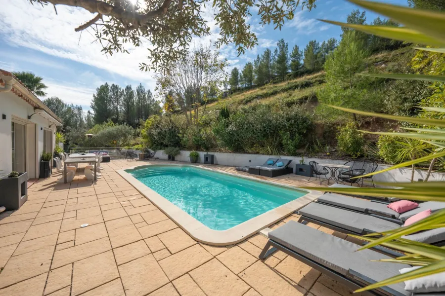 Maison avec piscine au calme absolu en pleine colline