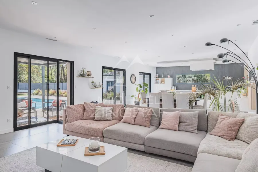 Villa et maison d’amis sur 2 300 m² de terrain - 8