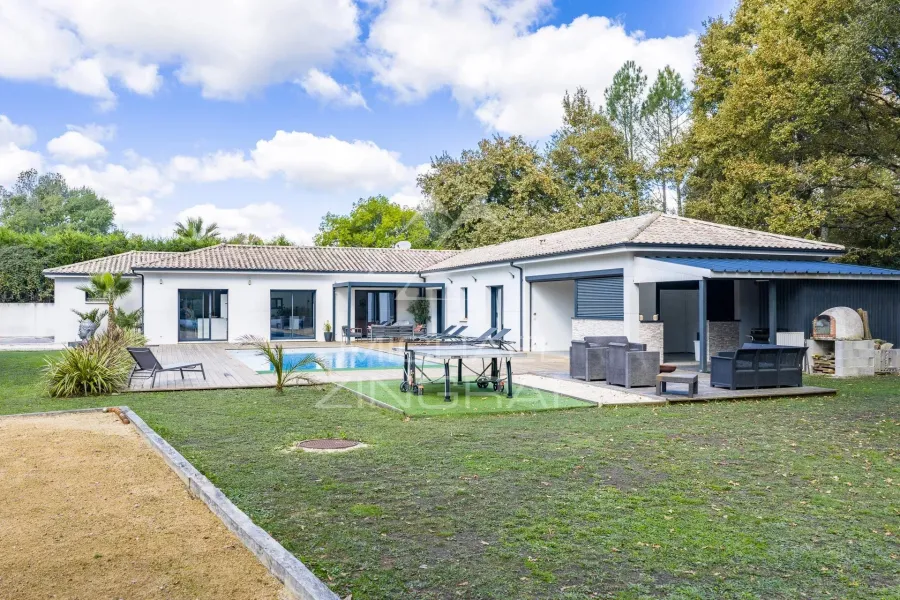 Villa et maison d’amis sur 2 300 m² de terrain - 2