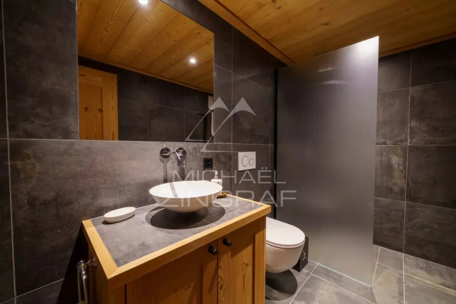 Ravissant chalet à Rougemont près de Gstaad : l'authenticité alpine à la rencontre de l'élégance contemporaine - 9