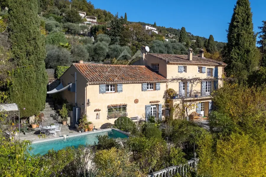 Charmant mas du 18e avec piscine et vue mer