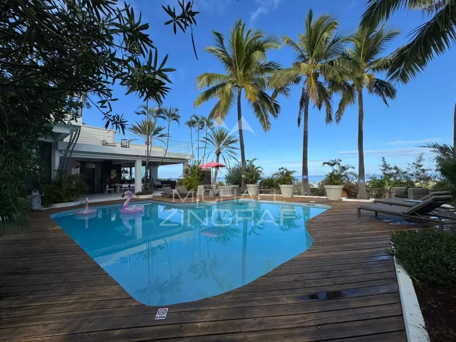 Villa de Prestige avec Studios Indépendants et Vue d’Exception