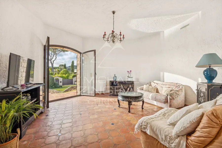 Villa provençale en pierre avec vue mer, piscine et jardin paysager - 8