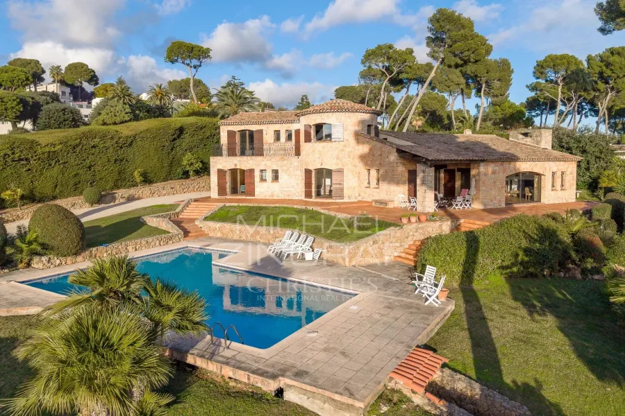 Provenzalische Steinvilla mit Meerblick, Pool und angelegtem Garten