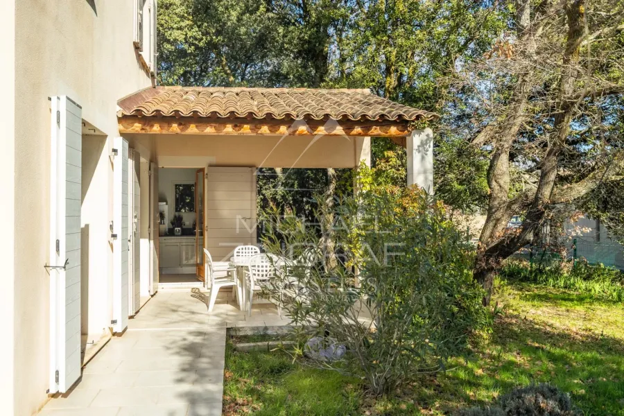 Cabrières-d'Avignon - Belle maison avec terrain boisé et piscine proche du village - 2
