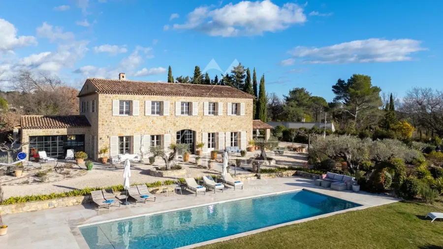 Bastide de charme baignée de lumière, à pied du village