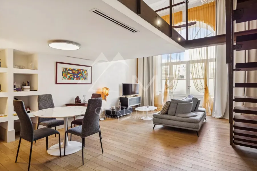 Dans le quartier du Petit Juas, loft alliant charme historique et confort