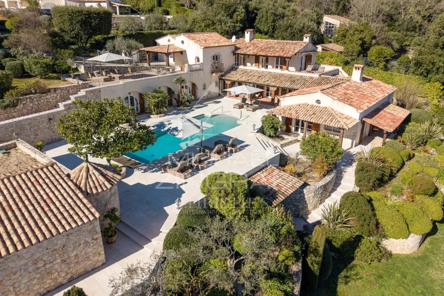 Proche Saint-Paul-de-Vence : Superbe propriété dans un domaine fermé