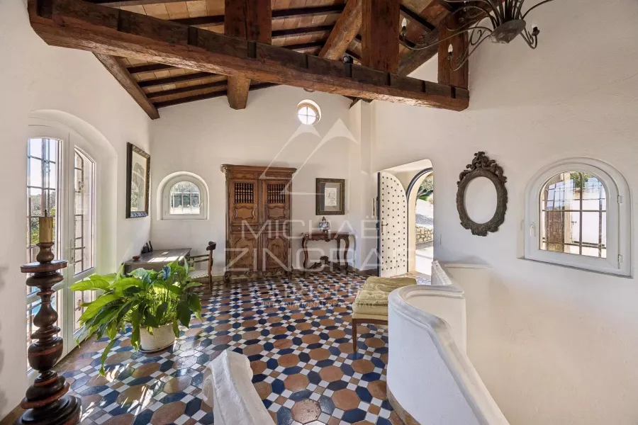 Proche Saint-Paul-de-Vence : Superbe propriété dans un domaine fermé - 4